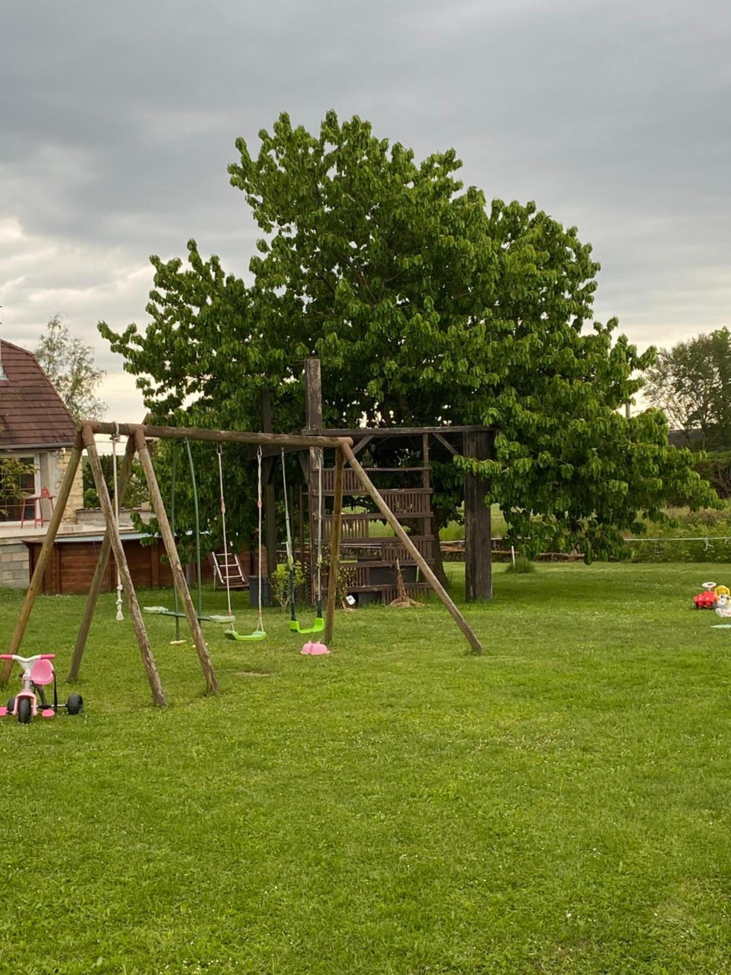 Вілла Complexe Familial Charmes  Екстер'єр фото